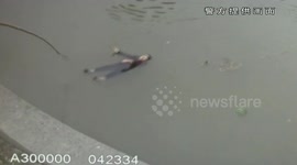 Firemen rescue woman from canal in China