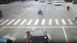 Man hurls knife in road rage fight in China