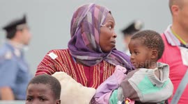 UK warship arrives in Italy with 1,200 rescued migrants