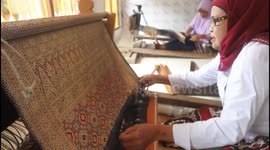 Watch these Indonesian workers skilfully craft traditional cloth
