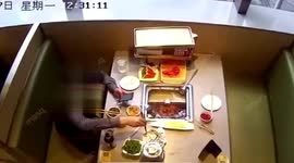 Man throws cockroaches into hotpots to scam restaurants in China