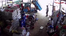 Driverless three-wheeler smashes into warehouse due to short circuit in central China