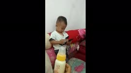 Young Children Choose to Play Cellphones Instead of Drinking Milk in Jakarta Brat Indonesia