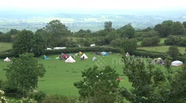 Hundreds celebrate summer solstice at Glastonbury with no social distancing or masks worn