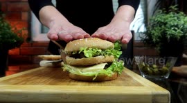 HOW TO MAKE THE BEAST CHEESY BEEF BURGER AT HOME? VIDEO RECIPE