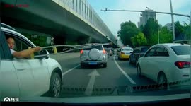 Chinese passenger dangles crutch out of car window to force his way into a lane