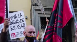 Manifestantes ultras en la sede del PSOE para protestar por los indultos