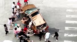 Passersby rescue mother and son trapped in car after crash in China