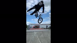 'UK Biker Performs Insane Flips & Tricks at Skate Park 
'