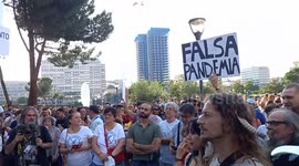 Concentración de grupo negacionista en plaza Colón Madrid el primer día sin mascarilla en las calles de Madrid