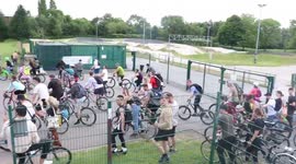 Hundreds of ravers on bikes out in Manchester for the D&B bike ride