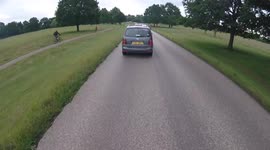 DE61ULL decided to text both hands in Richmond Park, while she could see deers. Action taken