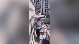 Chinese workers tie foam slabs to their heads to block out sun