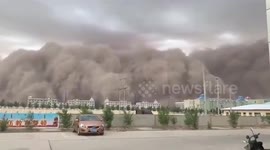 Giant sandstorm engulfs villages in Inner Mongolia