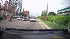 Quick-thinking driver dodges motorcycle rider and passenger when they crash