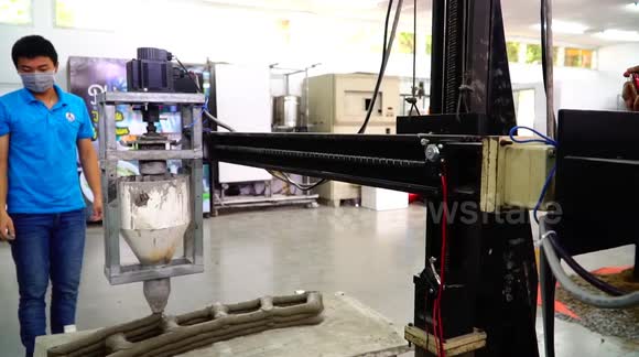 3D printer with concrete materials made by Vietnamese students