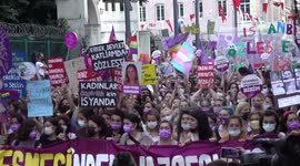 Police attacked women who wanted to march for the Istanbul Convention in Instabul, Turkey