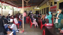 A Number of Residents Get Vaccinations at the Police Station in Makassar