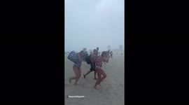 Tropical Storm Elsa gains strenght and arrives to Florida. Dramatic video of people running away.