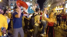 Italianos celebran la victoria en la eurocopa ante España en puerta del sol, Madrid