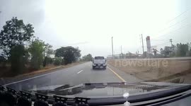 Quick-thinking pickup driver turns wheels to avoid crashing with another car