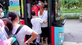 厦门男子因公交太挤阻拦两女子上车