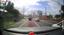 Thai motorist stops traffic to rescue kitten stranded in middle of busy road