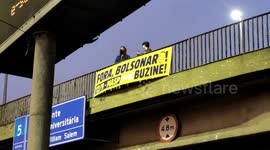 Young people protest on the bridge in São Paulo
