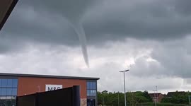 Tornado-like funnel cloud spotted above Darlington, UK