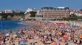 Packed beaches for first weekend of French vacations, despite pandemic