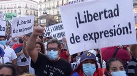 Cientos de personas se manifiestan en puerta del sol, Madrid contra el Gobierno cubano y afean la