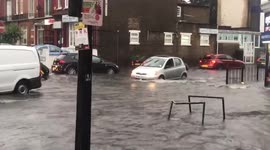 London flash flood leaves cars drowning in water