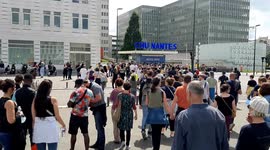 Protest against health pass and mandatory vaccination go to Nantes' hospital to show support toward health care workers