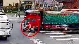 Police car prevents truck from accidentally running over scooter rider in China