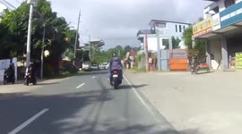 Motorcycle rider and pillion crashes on ground after trying to evade stray dog
