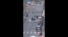Déminage de la Smart qui a renversé les terrasses à côté du Bataclan