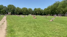 As the mercury hits 30C, Londoners start to crowd local parks