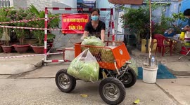 Homemade remote control car carries vegetables into lockdown districts in Vietnam