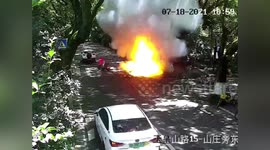 Huge fire bursting out of electric bike engulfs father and daughter in China
