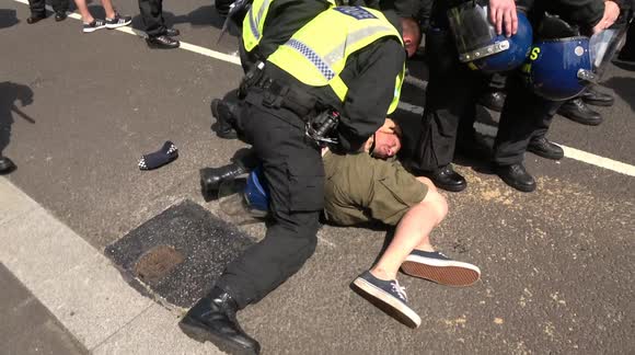 Violent clashes between London police, anti-lockdown protesters