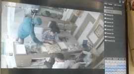 Moment as robber sprinkled chilli powder in the eye of the jeweler's owner and escaped with three gold chains in western india