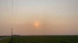 Timelapse shows sun setting behind wildfire smoke filled skies in Illinois