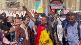 Hundreds of undocumented migrants suspend their hunger strike in Brussels