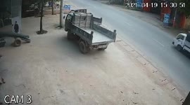 Quick-thinking driver successfully chases loose wheel heading towards road