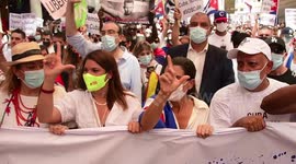 Al grito de 'Patria y Vida' Yotuel Romero participa en las masivas protestas de Madrid junto a la líder de vox Rocío Monasterio y el lider del partido popular Pablo Casado