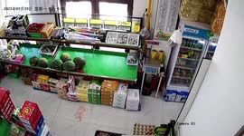 Watermelon randomly explodes on shelf at Chinese supermarket