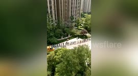 Hundreds of Chinese residents help carry 10,000kg cable for workers