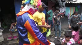 Meet the clown who is teaching kids in India's slum valuable lessons about hygiene