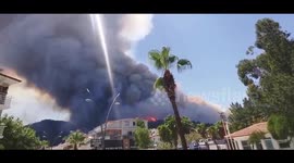 Tourists flee Turkey's Marmaris amid  forest fires