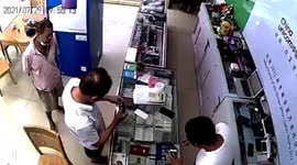 Smartphone battery explodes in man’s hand in southern China